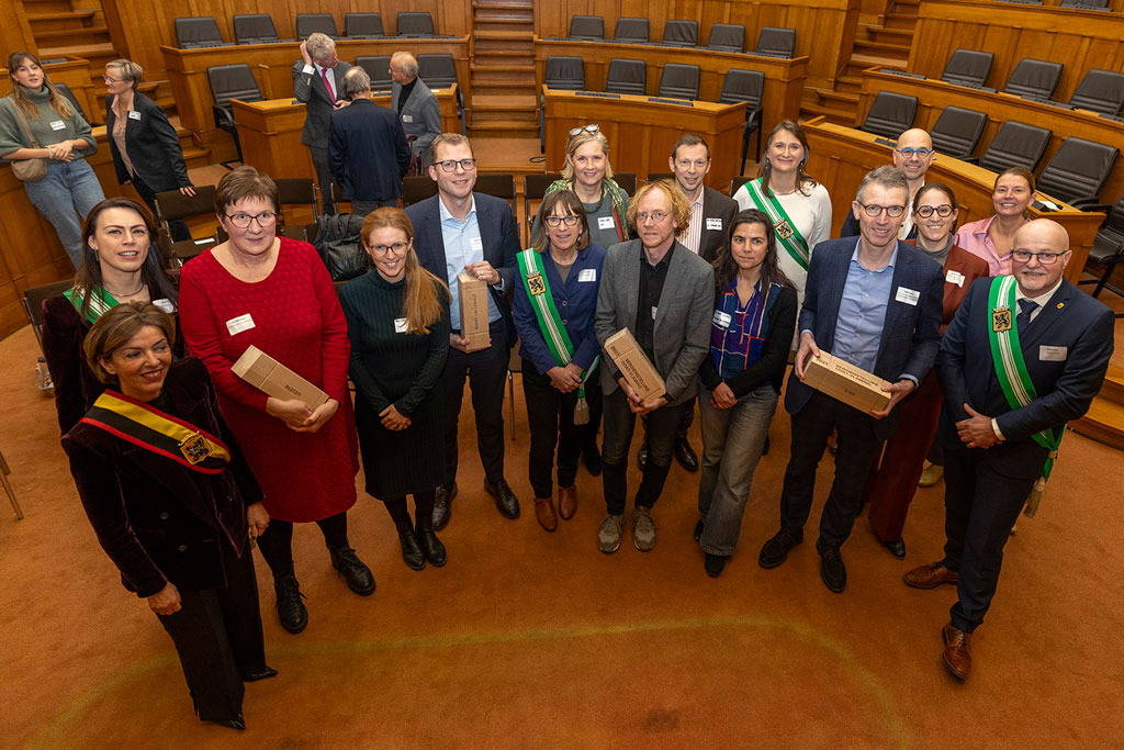 Provincie Huldigt Verdienstelijke Oost-Vlamingen - Waaskrant