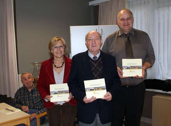 Drie belangrijke personen bij de uitgave van de Beverse Seniorengids: vlnr: OCMW voorzitter Ann Cools, André Sneppe, voorzitter van de Seniorenraad en schepen van sociale zaken Dirk Van Esbroeck.