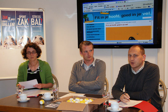 In de perszaal van Waasland-Beveren werd het project 'Sportzak!Beter dan Stressbal' voorgesteld. vlnr: Katia De Busscher afgevaardigde van Logo-Waasland, Vincent Kiekeman van voetbalploeg Waasland-Beveren en Guido Poppe van vzw Open Stadion vzw. Voor hen staat de doos met de stressballetjes die zaterdagavond zullen worden uitgedeeld.