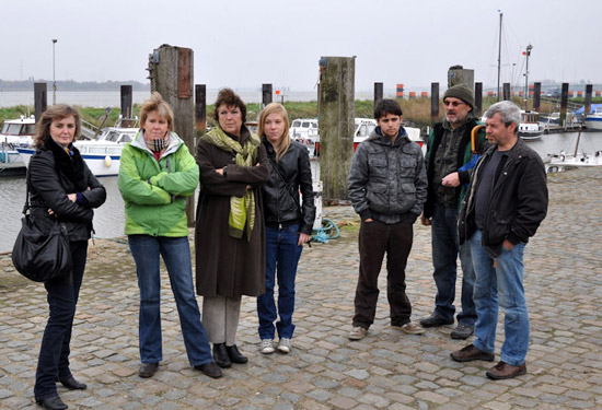 Enkele bewoners van Doel die niet te spreken zijn over wat er in hun dorp allemaal mogelijk is.