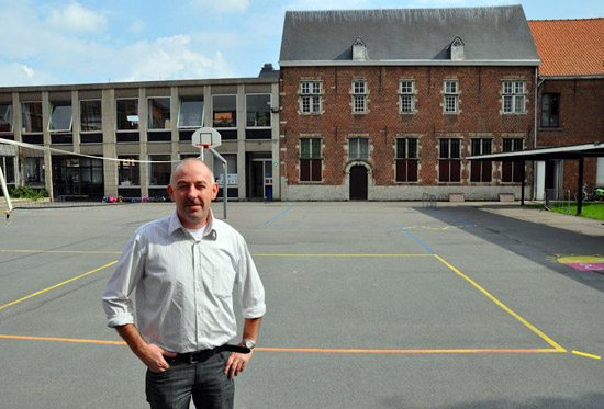 Voor Directeur Geert De Corte zijn er goede vooruitzichten dat hij de lokalen kan uitbreiden. Dat is een noodzaak nu er 430 kinderen zijn ingeschreven. Rechts het Schaliënhuys dat samen met het klooster op de weg naar bescherming staat.