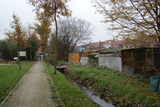 Naast het park van Hof in den Kerk Hoeck is er mogelijkheid om de woningen uit de Kerkstraat en de Gildestraat een achterontsluiting te geven en het oprichten van een garage. Het pad komt uit in de Kerkstraat.