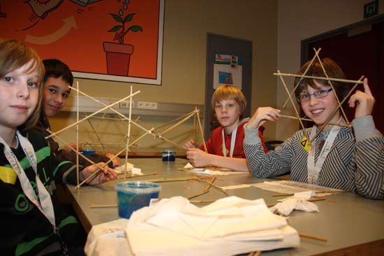 Leerlingen van basisschool OLV Ten Bos uit Nieuwkerken volgden een workshop 'Bamboo en haargel maken'. Ze tonen trots hun creaties.