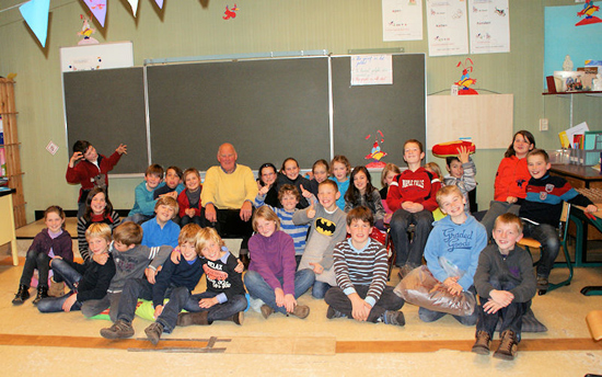 Op de Vrije School De Zonnepit te Vrasene werd het sinterklaasfeest ingeleid met vertellen en voorlezen van Sinterklaasverhalen. De kinderen van het 4de leerjaar met de verteller.
