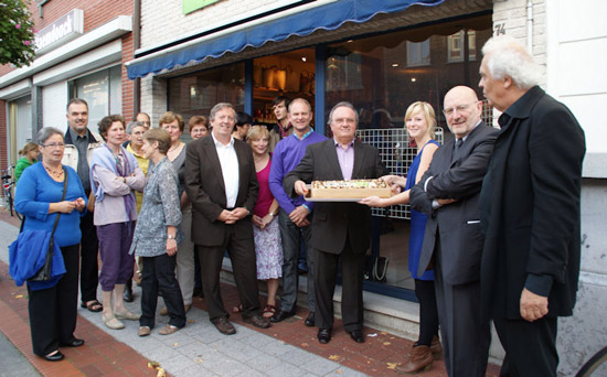 Overhandiging van de feesttaart door Elke Reyniers aan burgemeester Minnebo.