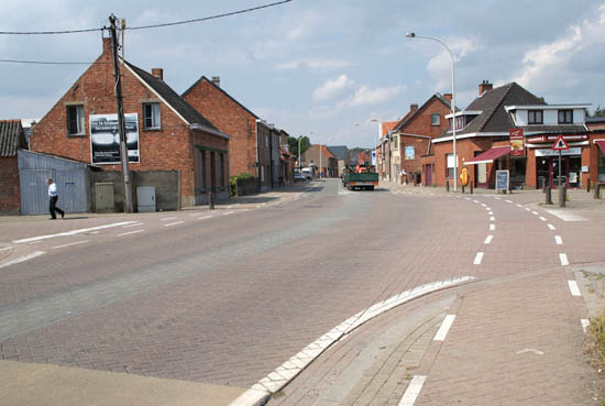 De betonstraatstenen in het centrum van Verrebroek, zullen worden vervangen door fluisterasfalt.