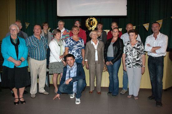 Hudige en voormalige bestuursleden van Turnkring Reynaert vieren samen de 50ste verjaardag van de vereniging.