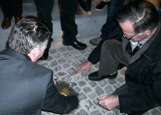 Schepen Mels (rechts) bij ingemetselde gouden kassei