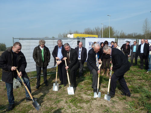 vlnr: Peter Maris (directeur van VZW Den Azalee), Dirk Backaert (voorzitter OCMW Stekene), Remi Audenaert (burgemeester van Sint-Gillis-Waas), Jef Foubert (voorzitter VZW Den Azalee), Eric De Keyzer (voorzitter OCMW Sint-Gillis-Waas)