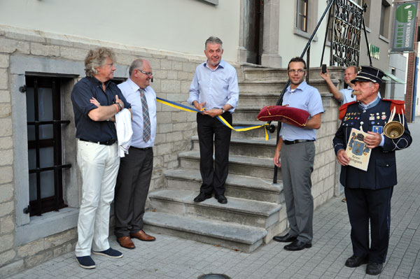 Burgemeester Remi Audenaert opent het gerenoveerde Oud-Vredegerecht.