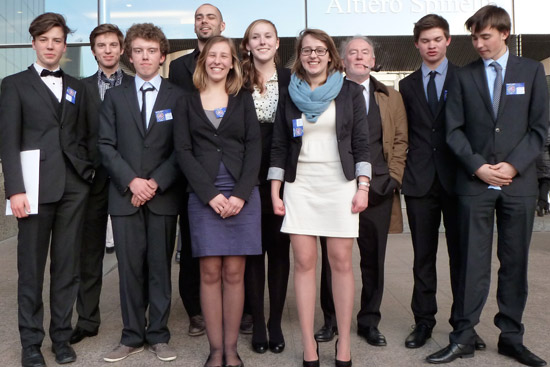 vlnr: Elias D’Hollander, Machiel Todts, Piet Mijten, Jeroen Decuyper (leerkracht), Lara Van Bladel, Yanira Pelecom, Ilse Dullaert, Louis Olbrechts (leerkracht), Michiel Heymans, Wim D’Haen