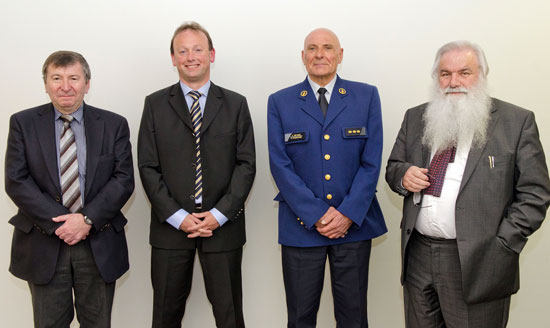 v.l.n.r. voorzitterburgemeester Luc De Ryck, de nieuwe zonechef Wim Pieteraerens, dd. zonechef Antoine Van Hove en burgemeester Antoine Denert