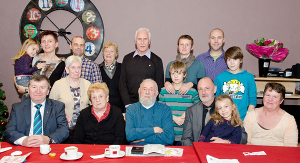 José De Staelen en Jacqueline De Leenheer met familie en burgemeester Luc De Ryck