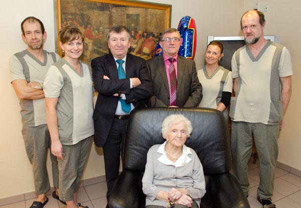 Joanna Callaerts met burgemeester Luc De Ryck, dd. OCMW-voorzitter Eddie Van Der Vieren, diensthoofd Marc Pincé en personeelsleden.